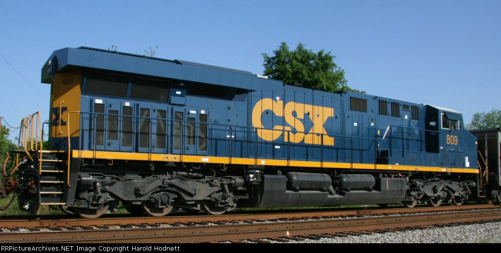 CSX 809 heads south on train U303